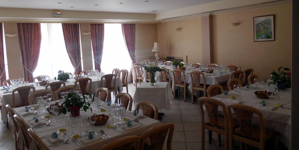 Logis Hotel Restaurant Des Voyageurs Pont-de-Salars エクステリア 写真