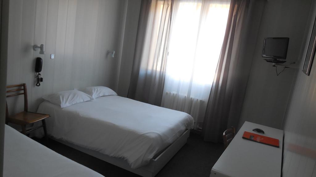 Logis Hotel Restaurant Des Voyageurs Pont-de-Salars エクステリア 写真