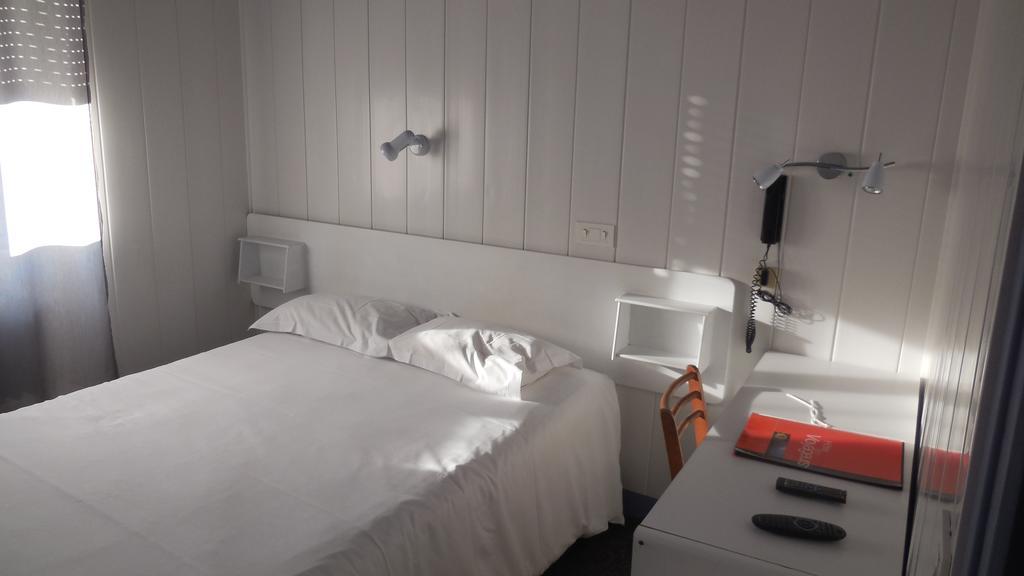 Logis Hotel Restaurant Des Voyageurs Pont-de-Salars エクステリア 写真