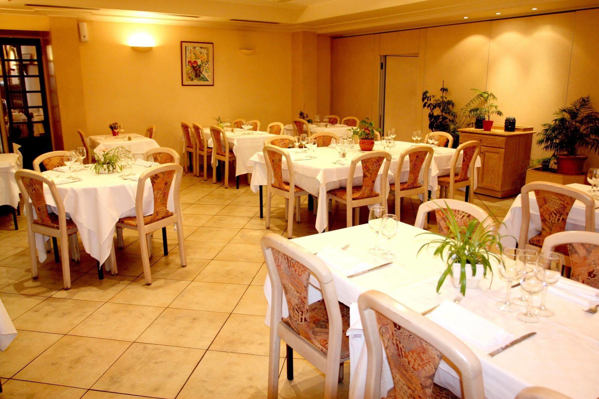 Logis Hotel Restaurant Des Voyageurs Pont-de-Salars エクステリア 写真