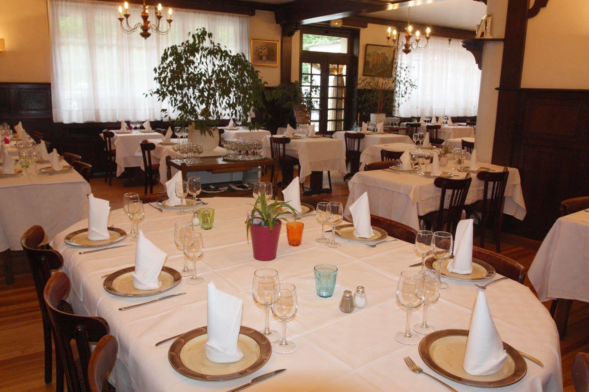 Logis Hotel Restaurant Des Voyageurs Pont-de-Salars エクステリア 写真
