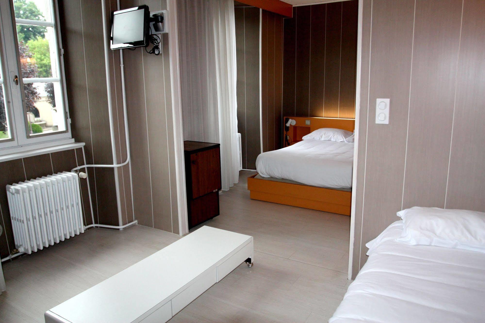 Logis Hotel Restaurant Des Voyageurs Pont-de-Salars エクステリア 写真