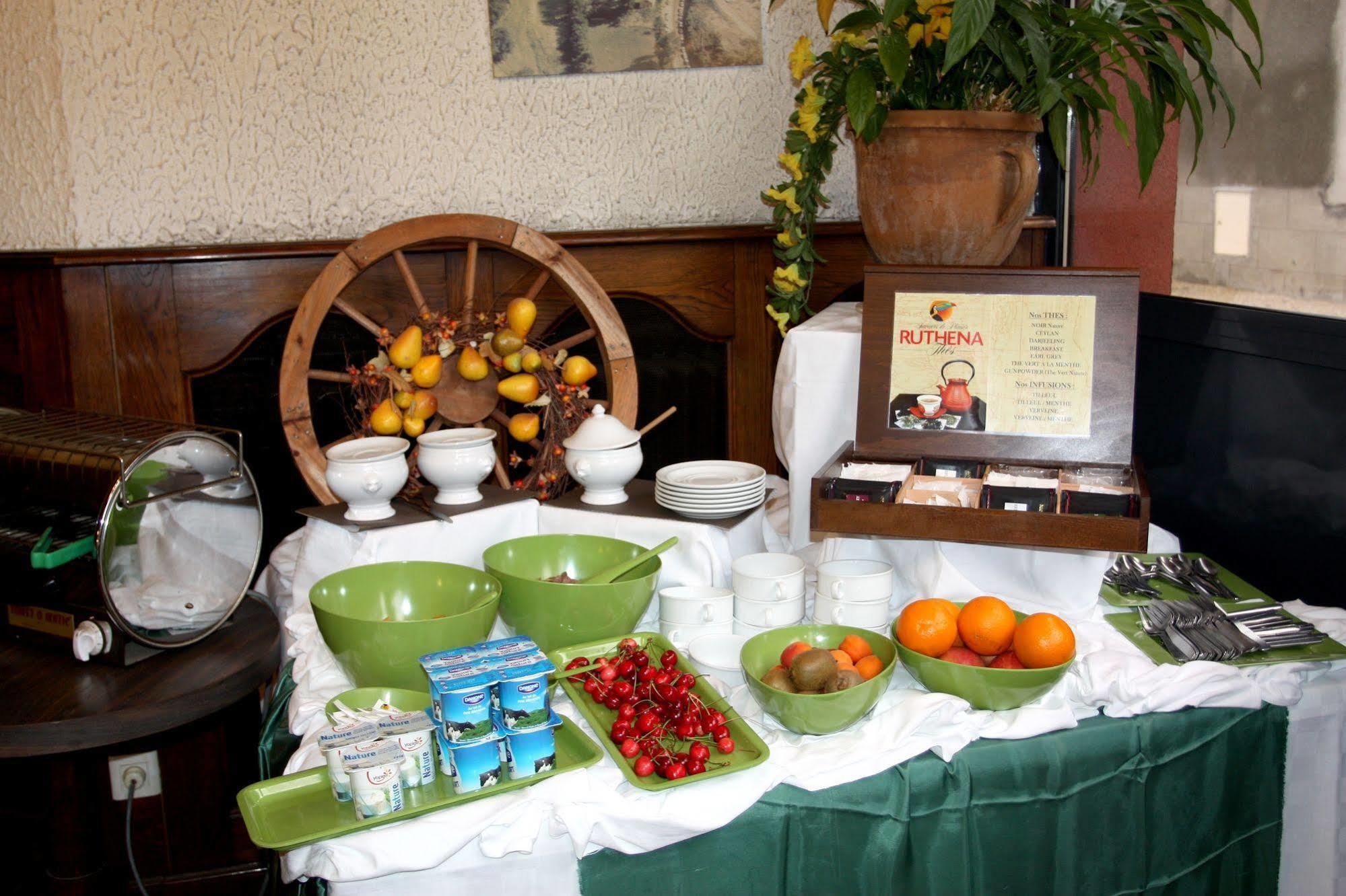 Logis Hotel Restaurant Des Voyageurs Pont-de-Salars エクステリア 写真