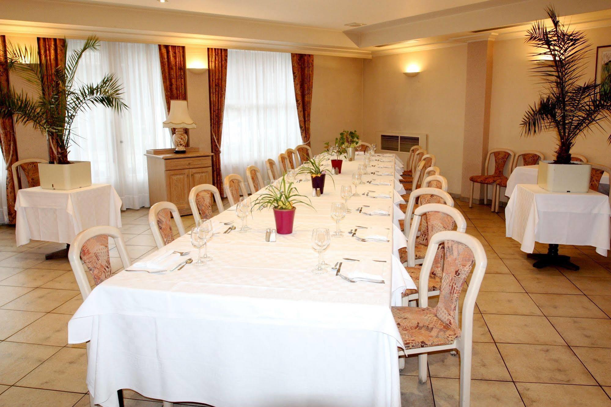 Logis Hotel Restaurant Des Voyageurs Pont-de-Salars エクステリア 写真