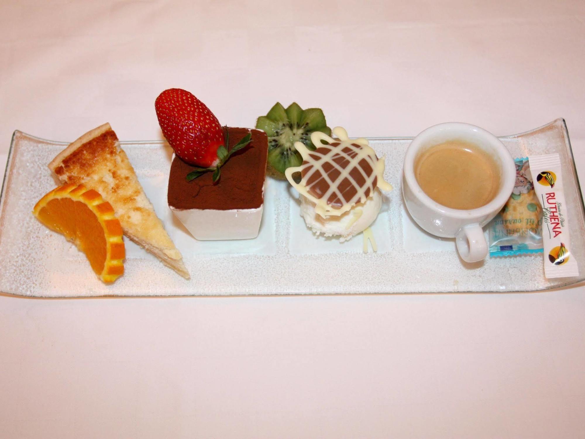 Logis Hotel Restaurant Des Voyageurs Pont-de-Salars エクステリア 写真