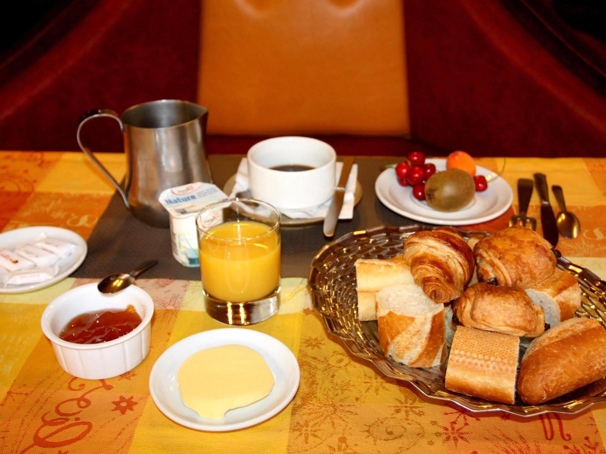 Logis Hotel Restaurant Des Voyageurs Pont-de-Salars エクステリア 写真