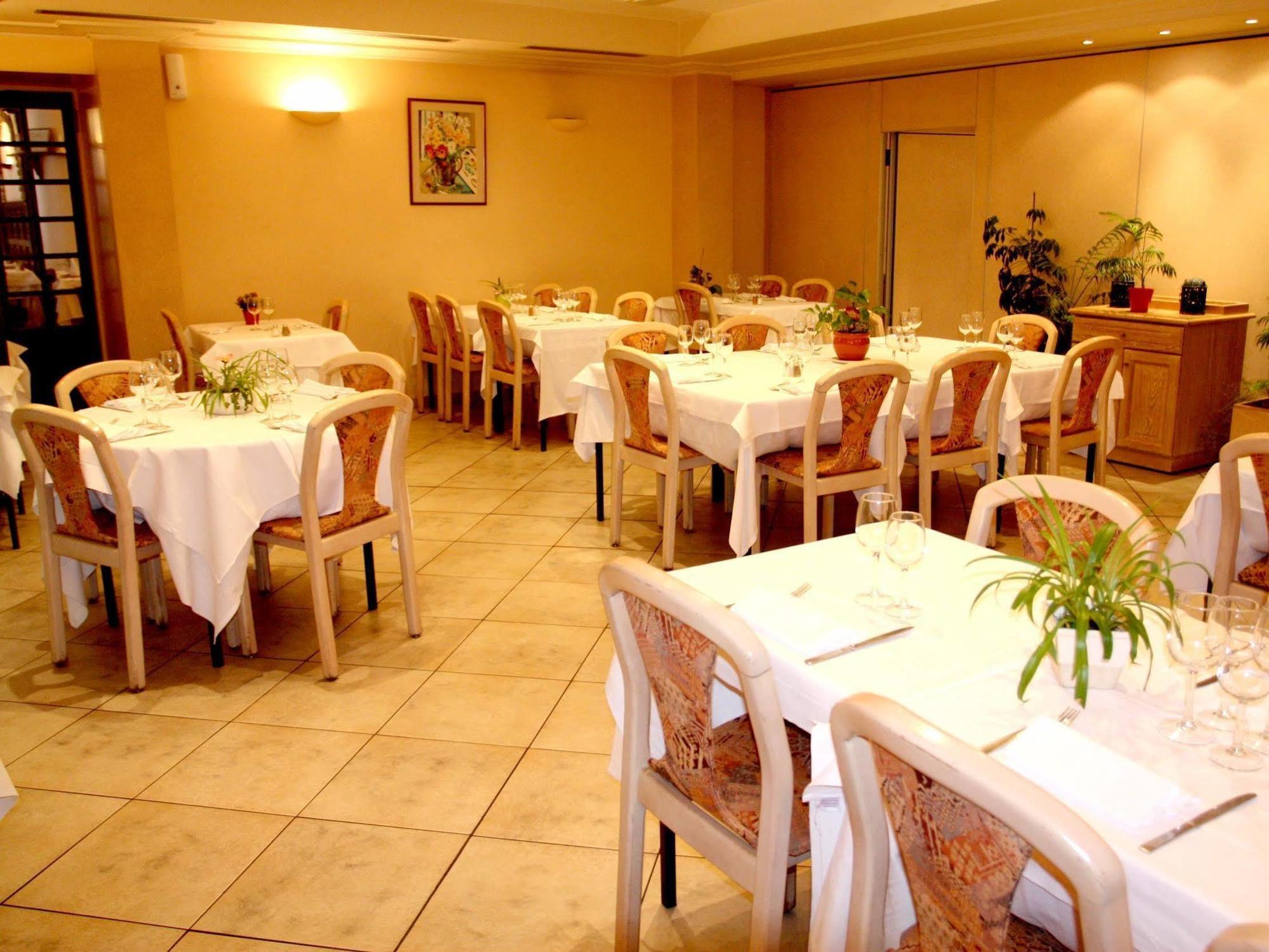 Logis Hotel Restaurant Des Voyageurs Pont-de-Salars エクステリア 写真